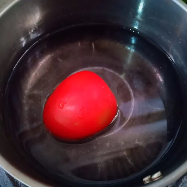 Rebus tomat yang kulitnya sudah disayat, selama kurang lebih 1 menit kemudian angkat dan rendam dalam air dingin. Setelah itu, kupas kulitnya dan blender hingga halus sempurna.