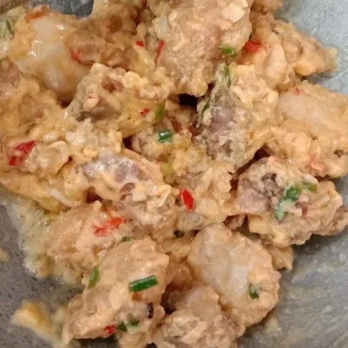 Masukkan ayam pop, aduk hingga rata, angkat dan sajikan.