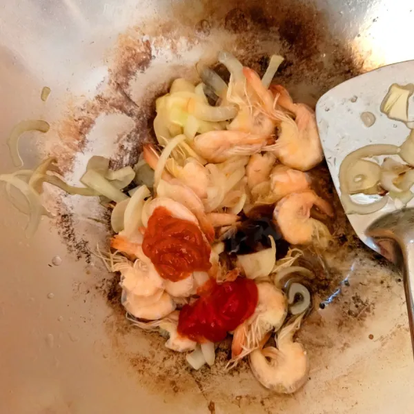 Tambahkan saus tomat, saus sambal, dan saus tiram, aduk hingga rata.