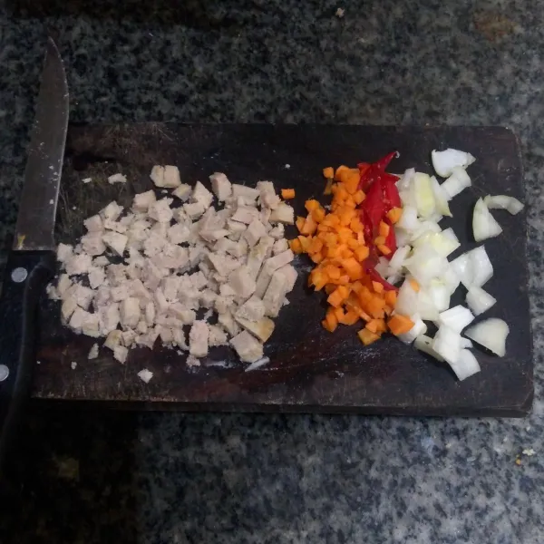 Nasi goreng: Cincang kasar bawang bombai dan iris miring cabe merah. Sementara itu, potong dadu kecil wortel dan bakso sapi.