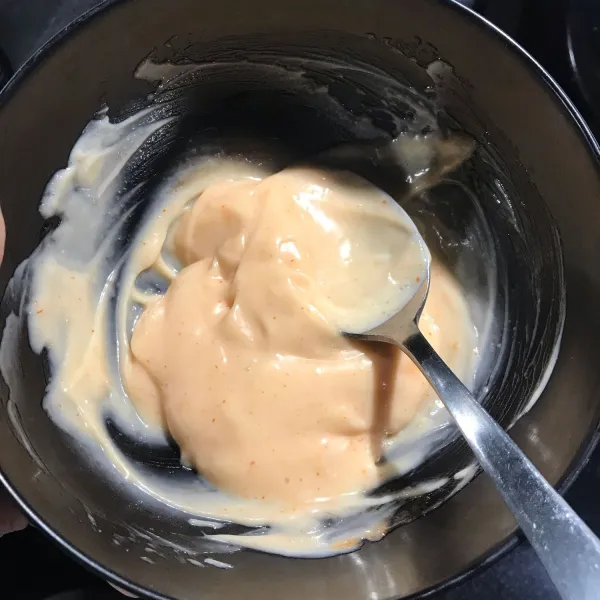 Campurkan mayonaise dan saus sambal secukupnya hingga mayonaise berwarna oranye.