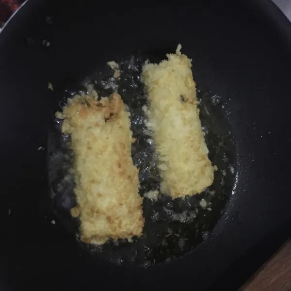 Goreng dengan api kecil sampai agak kecoklatan warna nya lalu angkat dan tiriskan dar minyak.