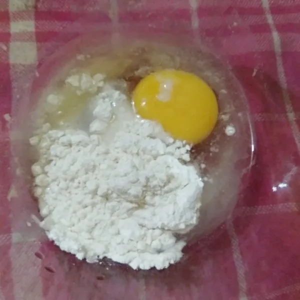 Masukkan dalam mangkok telur, tepung terigu, air, garam dan merica.