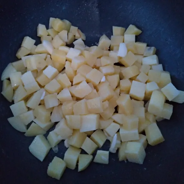 Buang air rebusan kentang, beri 1 sdm olive oil lalu tumis dengan api kecil.