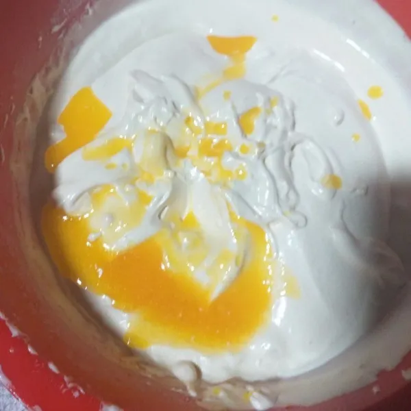 Setelah tepung tercampur rata, masukkan mentega yang sudah dilelehkan kemudian aduk pelan menggunakan spatula.