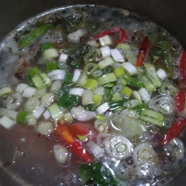 Masukkan ikan teri dalam periuk / panci kemudian tambahkan air secukupnya, masukkan juga bumbu tumis, tomat, dan daun bawang.