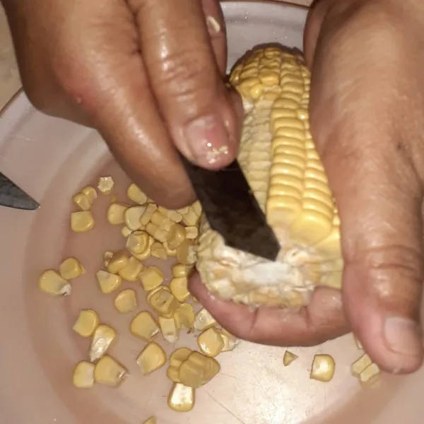 Pipil jagung dengan menggunakan pisau, lalu cuci bersih.