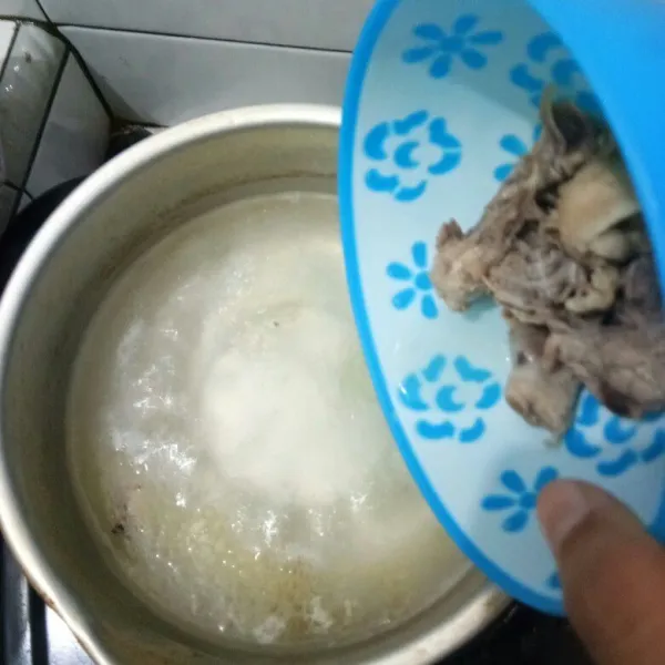 Cuci bersih ayam lalu baluri dengan garam dan jeruk nipis, kemudian rebus ayam.