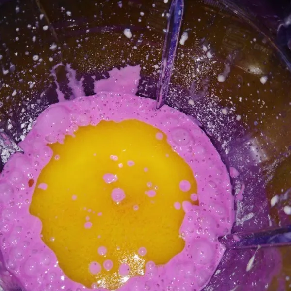 Tambahkan margarin yang telah dicairkan, blender hingga rata.