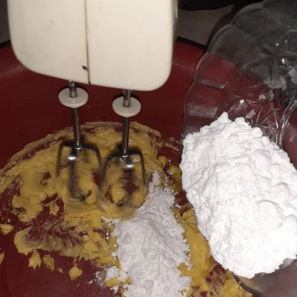 Masukkan tepung gula, aduk kembali hingga adonan berwarna agak putih.