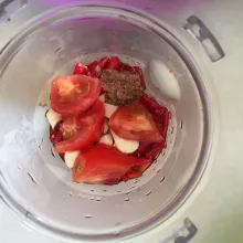 Blender bahan bumbu yaitu cabe keriting, cabe rawit, tomat, bawang putih, dan terasi.