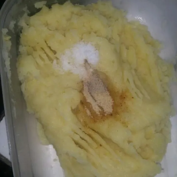 Tambahkan garam, kaldu bubuk dan merica bubuk.