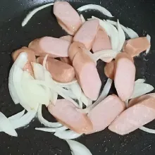 Cairkan margarin lalu tumis bawang bombay sampai layu lalu masukkan sosis, masak sampai berubah warna.