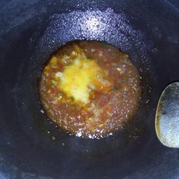 Masukkan telur yang sudah di kocok lepas.