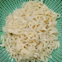 Rebus indomie setengah matang, tiriskan.