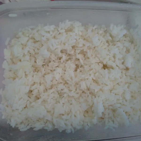 Siapkan nasi ini nasi sisa kemarin yang disimpan di dalam kulkas.