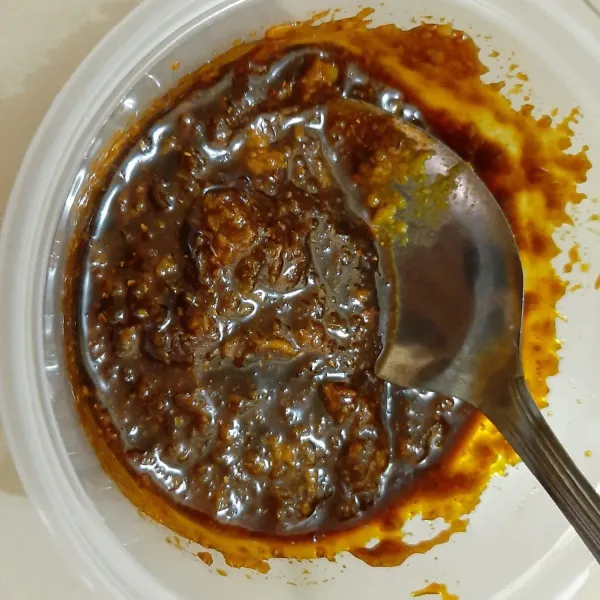 Campurkan bumbu halus dengan kecap dan minyak sayur.