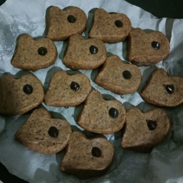 Angkat teflon, biarkan cookies tetap berada di teflon hingga dingin dan mengeras.