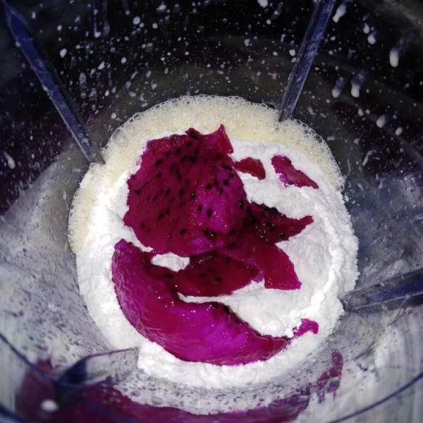 Masukkan buah naga dan terigu, blender hingga rata.