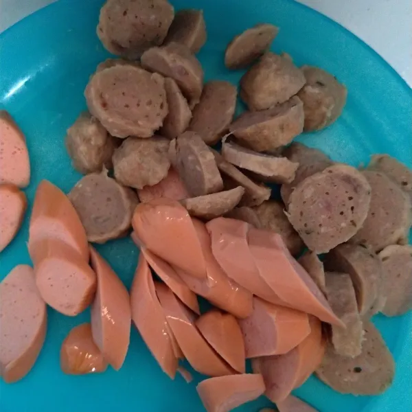 Iris-iris bakso dan sosis.