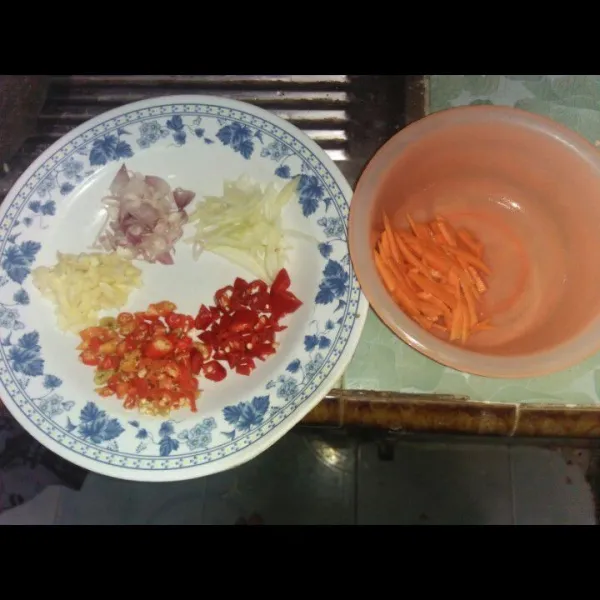 Cincang halus semua bahan bumbu, sisihkan.