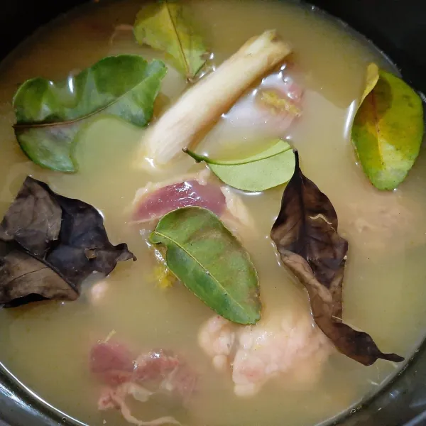 Tuang air secukupnya, masukkan daun jeruk, daun salam, dan batang serai.