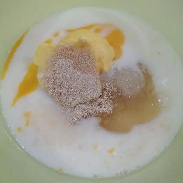 Masukkan susu cair ke dalam wadah.