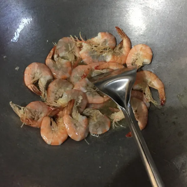 Goreng udang setengah matang, sisihkan.