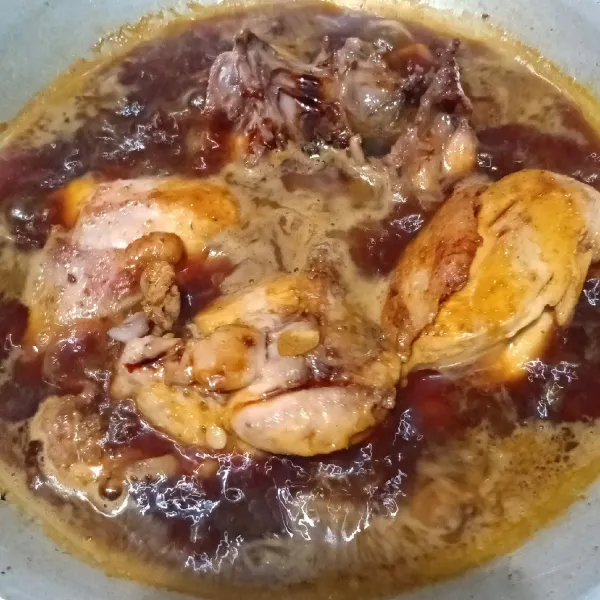 Masukkan ayam, masak hingga air berkurang