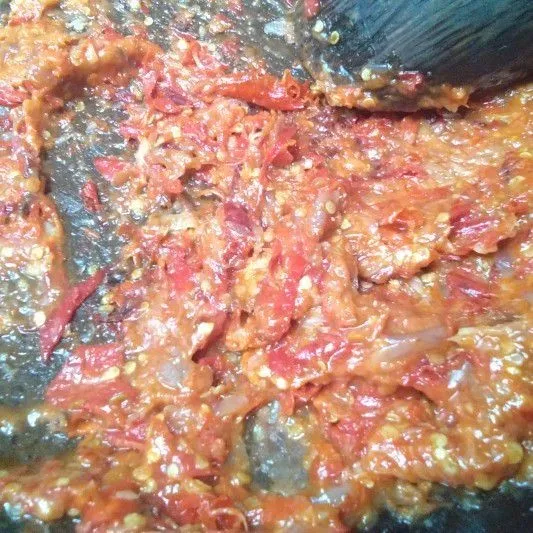 Ulek kasar bahan sambal.