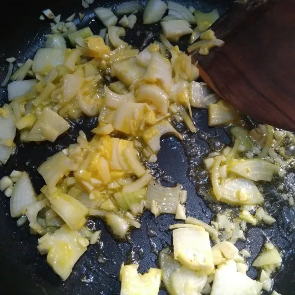 Panaskan mentega dalam wajan, tumis bawang putih dan bawang bombai hingga harum.