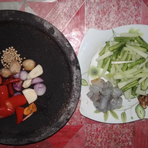 Siapkan semua bahan, sayuran cuci bersih potong sesuai selera, kupas udang, dan potong-potong, kemudian geprek lengkuas.