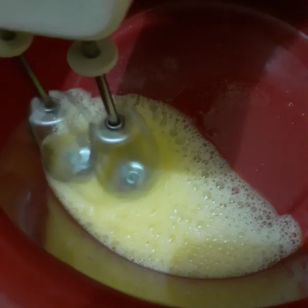 Kocok telur dengan menggunakan mixer hingga berbuih.