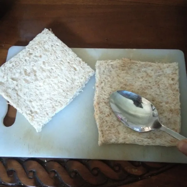 Penyetkan roti tawar dengan sendok/gelas belimbing..