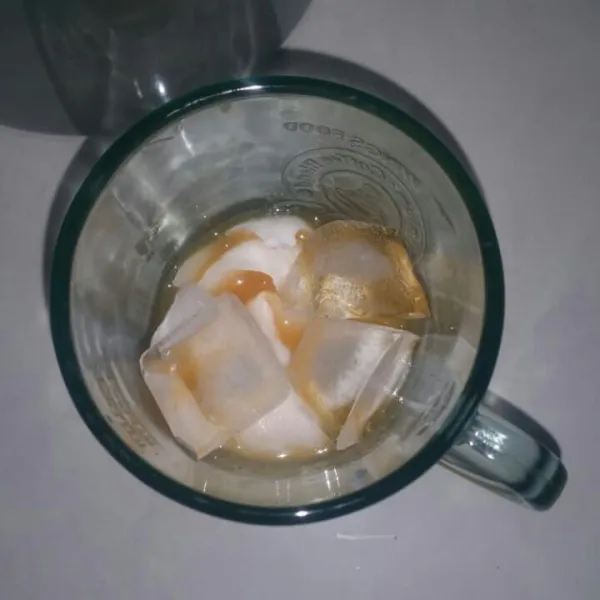 Tambahkan es batu, aduk rata dengan sendok.