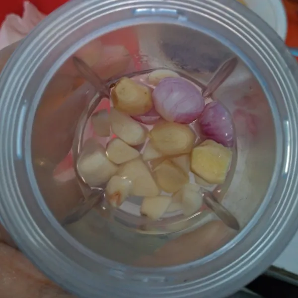 Blender bawang merah, bawang putih dan jahe dengan sedikit air.