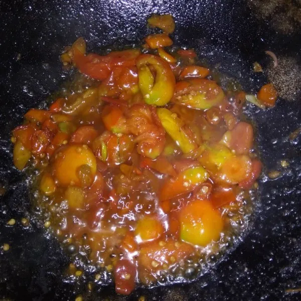 Panaskan minyak lalu masukkan cabe dan tomat yang sudah dipotong-potong, beri garam dan penyedap rasa lalu aduk-aduk.