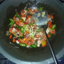 Masukkan ale, aduk rata masak hingga bumbu harum.