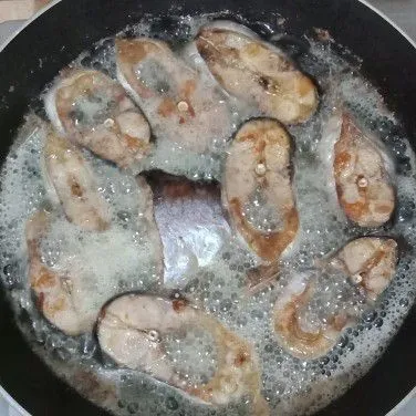 Goreng ikan patin sampai setengah matang.