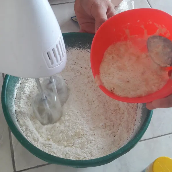 Masukkan air ragi, mixer hingga rata.