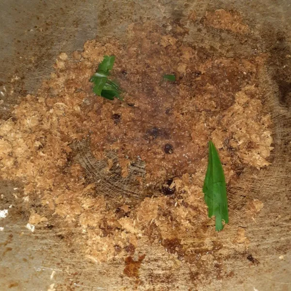 Tambahkan daun pandan, lalu aduk. Jika gula merah sudah tercampur merata pada kelapa, angkat dan sisihkan.