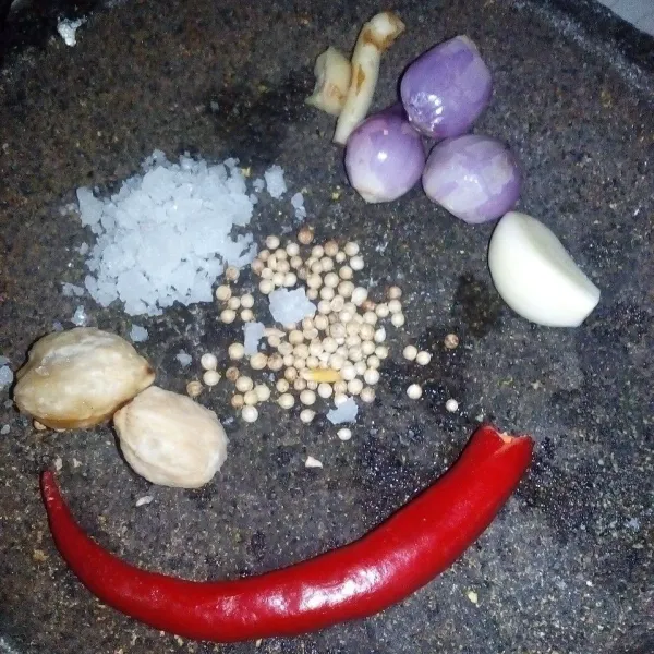 Haluskan bawang merah, bawang putih, cabe merah, kencur, kemiri, ketumbar, dan garam.