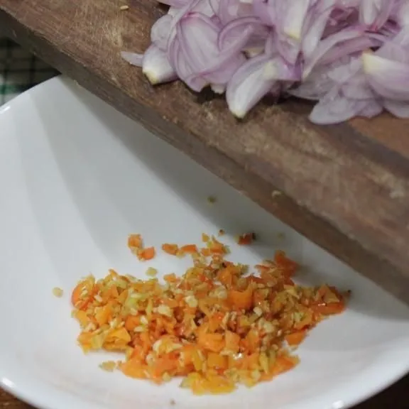 Siapkan bawang merah rajang dan cabe dalam satu wadah, kemudian tambahkan minyak panas.