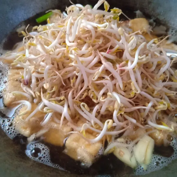 Setelah itu, masukkan tauge yang sudah dicuci bersih. Masak hingga matang.