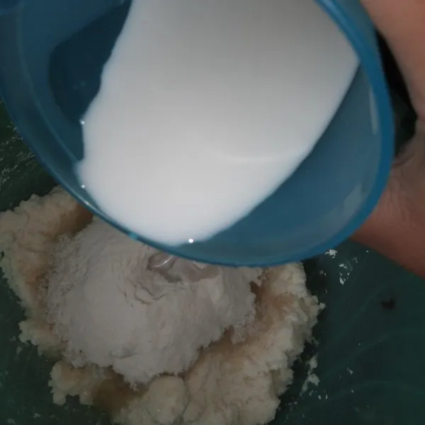 Masukkan 1 1/2 gelas santan lalu ratakan.