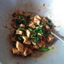 Tambahkan air dan masukkan kecap manis, aduk rata lalu tes rasa, Masak hingga air meresap lalu sajikan.