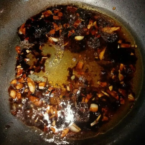 Tumis bawang putih hingga harum, lalu tambahkan saus lada hitam, saus tiram, kecap manis, dan kaldu bubuk.