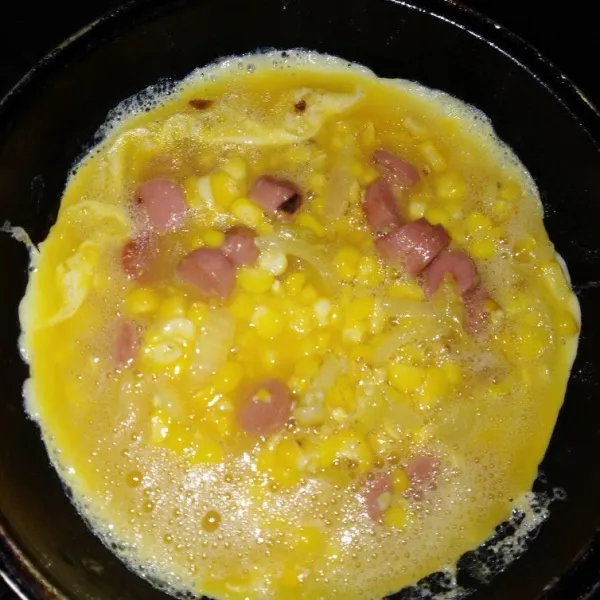 Masukkan kocokan telur, masak hingga setengah matang.
