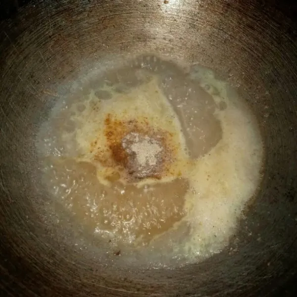 Tumis bawang yang sudah dihaluskan tambahkan garam kaldu bubuk dan lada.