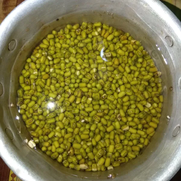 Rendam kacang hijau dengan air secukup nya selama 1 malam, ini bertujuan mempermudah dan mempercepat proses masak.